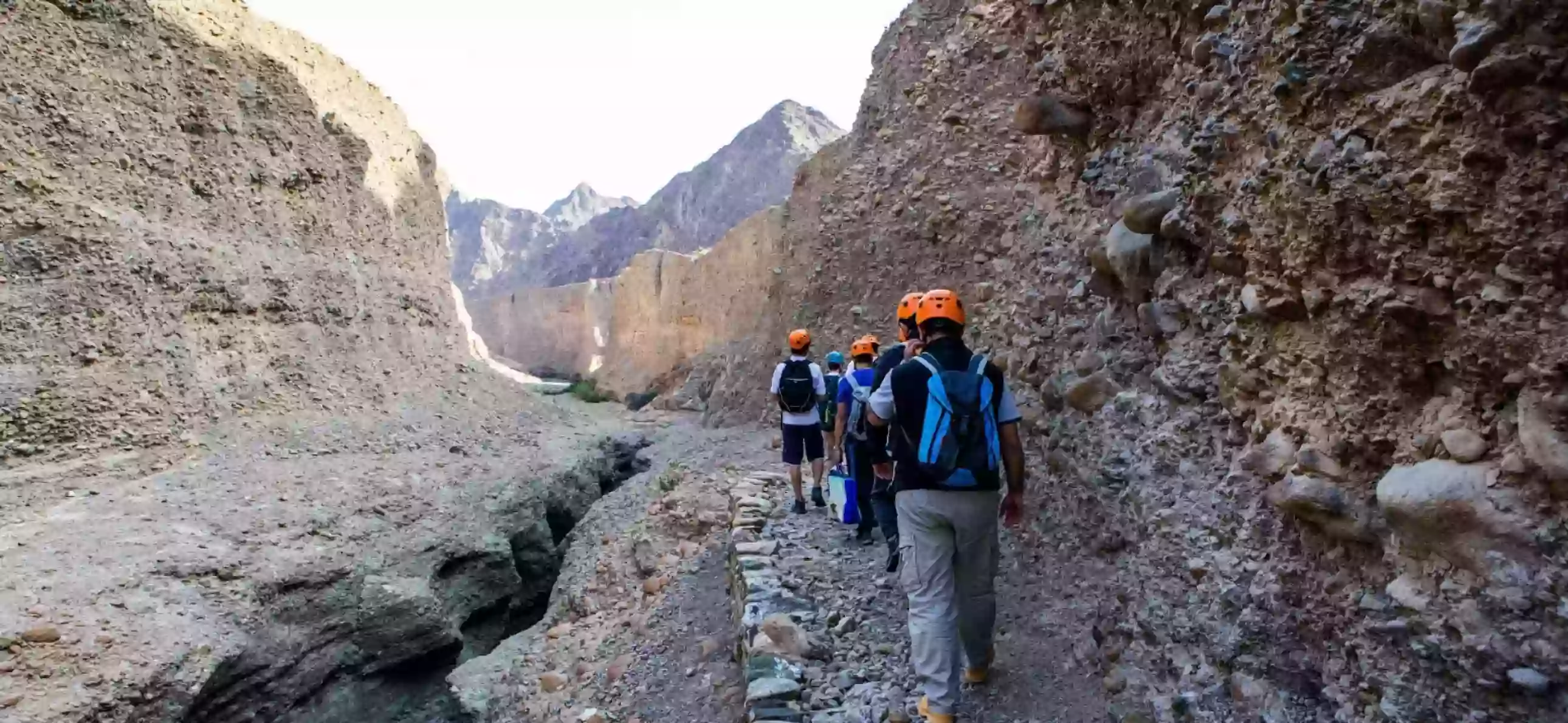 Best adventurati outdoor hiking trails in UAE's Hajar Mountains with scenic mountain landscapes